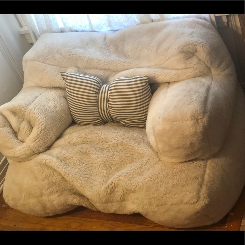 White Eco Lounger Fur chair
